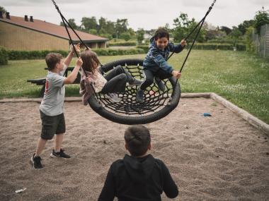 Børn der gynger