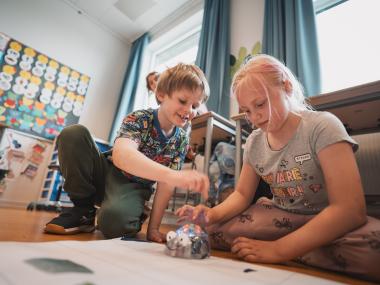 Børn med lille robot